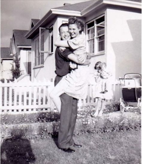 Nuclear Family Aesthetic, 40s Aesthetic, 1950s Love, Fantasy Vintage, 40's Fashion, Boyfriends Be Like, 1950s Photos, Old Fashioned Love, Found Photos