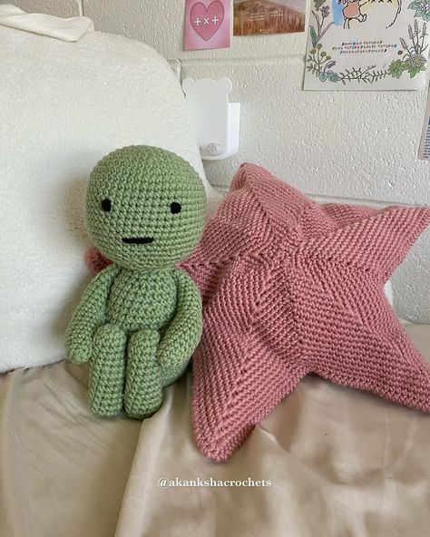 🌷🍵 my college bed area <3 i crocheted this smiski plush & star pillow for my bed in my dorm room and i love them so much ☹️🫶 also swipe to see my wall decor that i finally put up!! i’m currently working on writing a pattern for this smiski plush so let me know if you’re interested in that so i can decide whether to prioritize it 💗 #crochet #smiski #smiskiusa #ｓｍｉｓｋｉ #smiski_japan #smiskithailand #smiskis #smiskicollection #smiski_fan #smiskifigures #smiskijapan #crochetinspiration #crocheti... Smiski Crochet Pattern, Smiski Crochet, Crochet Smiski, Weird Crochet, College Bed, My Dorm Room, Arm Crocheting, College Bedding, Star Pillow