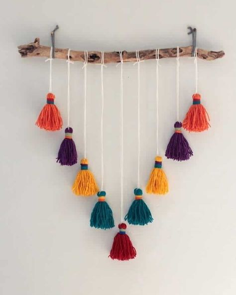 hanging diy wall decor ideas inspi_retocreate Tassel Mobile, Hanging Crafts, Diy Decoracion, Crafts For Teens To Make, Diy Wand, Bohemian Wall Hanging, Bohemian Wall, Wall Hanging Diy, Crafts Beautiful