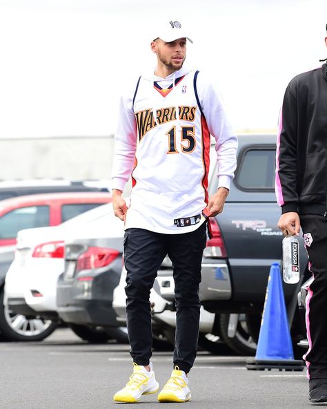 Steph Curry has spent his entire career playing with the Golden State Warriors, who have been in Oakland ever since he was drafted by the Dubs. Now that they are leaving The Town, Curry is paying tribute to Warriors legends by wearing their jerseys when arriving to games. Nba Outfits Men, Nba Jersey Outfit Men, Basketball Shirt Outfit, Nba Jersey Outfit, Basketball Jersey Outfit, Basketball Outfit, Yeezy Outfit, Jersey Fashion, Bola Basket