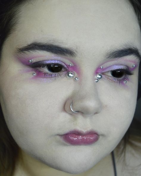 alien ? @gavissibeauty purple and pink matte eyeshadows 💖 @flowerknows_global moonlight mermaid palette 💖 @glamlite betty boop palette for the red/pink shade Pink makeup, pink, editorial makeup, makeup, negative space, creative, eyeoutfits, Nikon d3200, tutorial, makeup tutorial, hooded eyes, alien makeup #eyeoutfits #makeupartist #mtlblogger #pinkmakeuplook #hoodedeyes #hoodedeyesmakeup #chrome #eyejewellery #eyejewelry #mtlartist #moodygrams Pretty Alien Makeup, Creative Pink Makeup, Hooded Eyes Graphic Liner, Pink Alien Makeup, Space Themed Makeup, Pink Editorial Makeup, Alien Makeup Pretty, Make Up Hooded Eyes, Purple And Pink Makeup