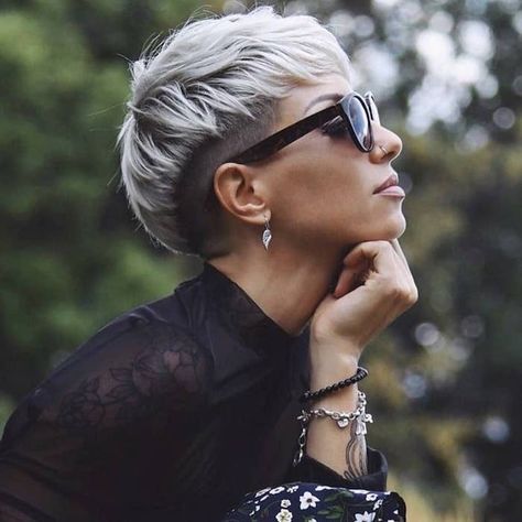 Der Pixie Cut 2022 - Ein Haarschnitt für die munteren Reset Girl, Popular Short Haircuts, Short Hair Designs, Pixie Bob Hairstyles, Pixie Bob Haircut, Short Pixie Haircuts, Grey Hair Color, Rock Chic, Haircut For Thick Hair