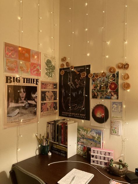 Feature Wallpaper Bedroom Ideas, Fairy Dorm Room Aesthetic, Dorm Room Music Posters, Music Dorm Room Aesthetic, Yellow Dorm Room Aesthetic, Eccentric Dorm Room, Vinyl Dorm Decor, Vintage Fairy Lights, Dorm Lights Ideas