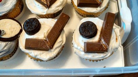 hockey-themed cupcakes -- with mini Oreos for pucks & Kit Kats for sticks!! {photo inspiration} Hockey Theme Desserts, Hockey Theme Snacks, Hockey Themed Charcuterie Board, Hockey Cupcakes Ideas, Hockey Birthday Party Ideas, Birthday Party Ideas For Mom, Hockey Snacks, Hockey Themed Birthday Party, Hockey Cupcakes