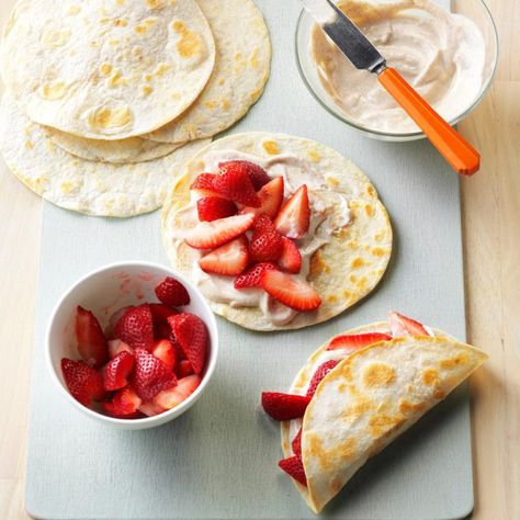 Fresh Strawberry Breakfast Tacos Strawberry Tacos, Tortilla Recipes, Breakfast Tacos Recipe, Work Breakfast, Telur Gulung, Strawberry Snacks, Strawberry Recipe, Tacos Recipes, Kids Birthday Party Food