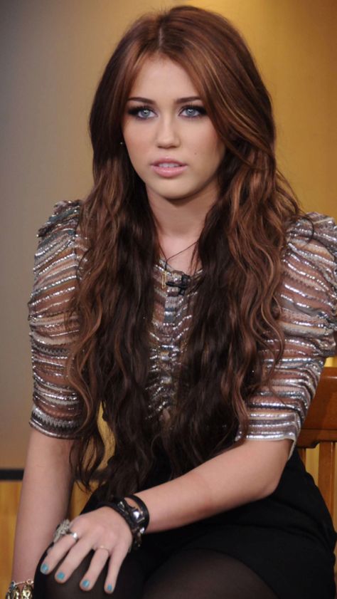 Pink's Hair, Miley Cyrus Long Hair, Miley Cyrus Brown Hair, Old Miley Cyrus, Miley Cyrus Hair, Aesthetic Models, Miley Stewart, Miley Cyrus Style, Franklin Tennessee