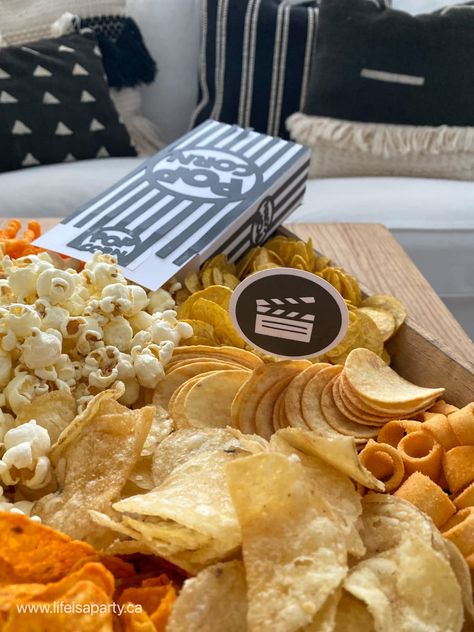 Chip Charcuterie Snack Board: calling all salty snack lovers! Combine all your favourite chips, Doritos, cheesies, and popcorn flavours for the ultimate snack board! Chips And Dips Board, Chip Charcuterie, Baguette Chips, Chips Charcuterie Board, Chips Platter, Charcuterie Snack Board, Chips Doritos, Chips Board, Snacks Salty