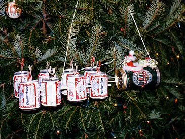 Beer Can Christmas Tree, Recycled Christmas Decorations, Homemade Christmas Tree, Holiday Diy Projects, Christmas Beer, Beer Cans, Liquor Bottle, Navidad Diy, Wine Corks