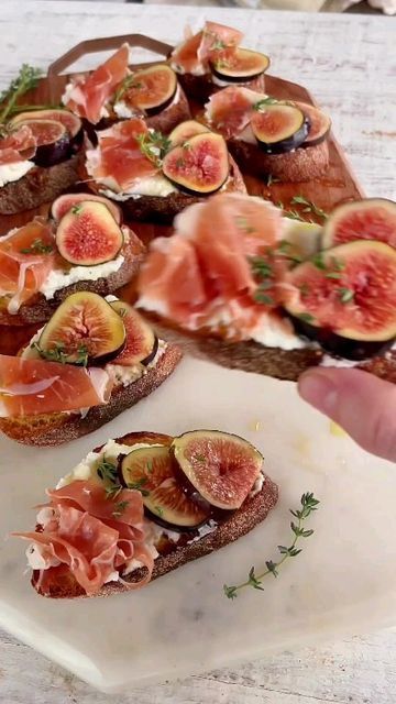 Fitness Meals🍗🍌🍛🍍 on Instagram: "RICOTTA CROSTINI WITH FIGS & PROSCIUTTO: if you need a last minute appetizer idea, let this be IT! Creamy lemon ricotta slathered on a toasted sourdough baguette, topped with fresh figs + prosciutto + evoo + hot honey + fresh thyme. It’s salty, sweet and a little spicy 😍. Here’s the basic how-to! If you can’t find fresh figs, try with a dollop of fig jam instead. INGREDIENTS: 1 baguette, sliced Extra virgin olive oil, for drizzling 3/4 cup ricotta (room temp Fig Toast, Baguette Appetizer, Finger Appetizers, Canapes Catering, Bite Size Appetizers Easy, Sourdough Baguette, Last Minute Appetizer, Ricotta Crostini, Fitness Meals