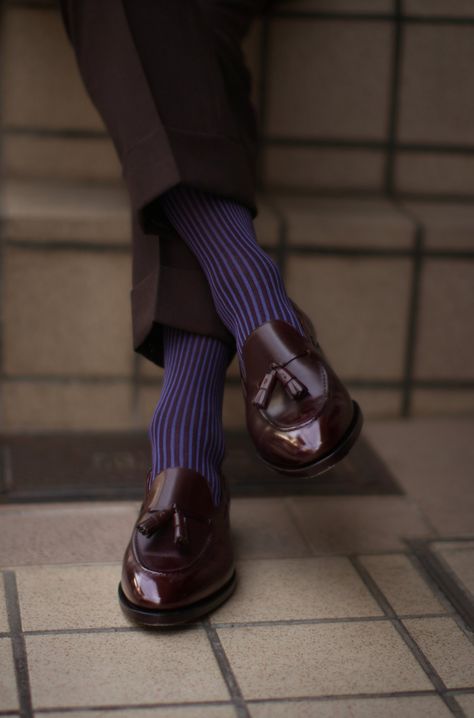 Shoes & Socks — outBespoken Green Socks Outfit, Men Socks Suit, Suit Socks, Socks Aesthetic, Socks Style, Guys Fits, Casually Chic, Loafers Outfit, Mens Footwear