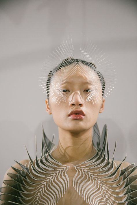 Iris Van Herpen Couture, Iris Fashion, Origami Fashion, Western Outfits Men, Face Jewellery, Iris Van Herpen, Fashion Mask, Ex Machina, Head Piece