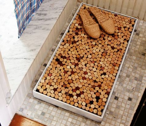 DIY - Make Your Own Bath Mat with Recycled Wine Corks Diy Bathroom Mat, Diy Bath Mat, Diy Bath Mats, Wine Cork Projects, Recycled Wine Corks, Wine Cork Diy, Wine Bottle Corks, Cork Diy, Wine Cork Crafts