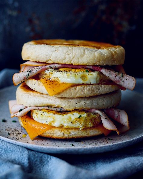 Bacon And Egg Mcmuffin, Bacon Muffins, Egg Mcmuffin, Breakfast Muffin, Egg Muffin, Light Breakfast, Grilled Turkey, Organic Eggs, Breakfast Muffins