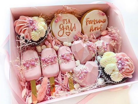 Chanel Birthday Party, Cake Pop Designs, Chocolate Covered Fruit, Donut Birthday Parties, Chocolate Covered Treats, Bento Boxes, Sweet Box, Chocolate Hearts, Treat Gift