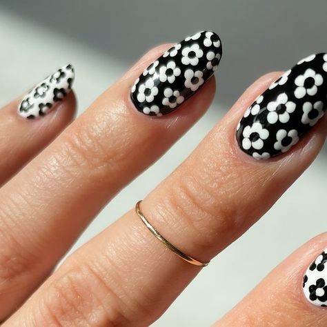 Sierra - Nail Polish | Nail Art on Instagram: "Happiest of birthdays @cozyspookynails I hope you have a day filled with all of your favorite things! 🫶  I was inspired by your graphic black and white look and just loved the little flowers so much I used that print for the whole mani! I hope you like my spin! 🖤🤍  Thank you for hosting #Happy30thCozySpookyNails @goofypisces_   Products used: @lightslacquer Paper Snow, Tuxedo Mask  #graphicnails #blackandwhitenails #floralnails #nailart #nailinspo #flowernails" Black And White Flower Nails, Black Nails With Flowers, Black Flower Nails, Paper Nails, Graphic Black And White, Happiest Of Birthdays, Nail Polish Nail Art, Tuxedo Mask, White Look