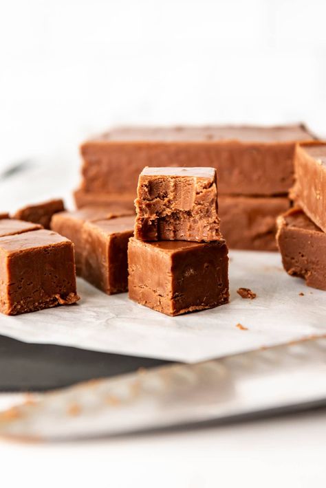 This Easy Fudge Recipe makes the best, creamiest chocolate fudge ever, just like grandpa used to make! It's made with pantry ingredients, can be easily customized with other flavors, and makes plenty for sharing bricks of fudge with friends and neighbors during the holidays! #fudge #easy #creamy #homemade #chocolate #candy #recipe #marshmallows #evaporatedmilk Recipe Marshmallows, Basic Fudge Recipe, Creamy Fudge Recipe, Best Chocolate Fudge Recipes, Easy Fudge Recipe, Homemade Chocolate Candy, Chocolate Walnut Fudge, Easy Chocolate Fudge, Easy Fudge