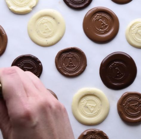 Use a wax stamp on chocolate for monogrammed cupcake tops! Chocolate Letters, Chocolate Recipes Homemade, Party Sweets, Chocolate Design, Sugar Candy, Delicious Donuts, Chocolate Brands, Dessert Decoration, Wax Stamp