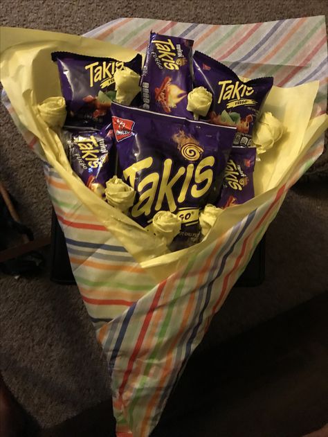 Chips bouquet Taki Chips Gift Basket, Birthday Gifts Astethic, Valentines With Takis, Takis Gift Basket Ideas, Takis Chips Bouquet, Chips Bouquet Gift Ideas, Talkies Chips, Chip Bouquet Diy, Chips Bouquet