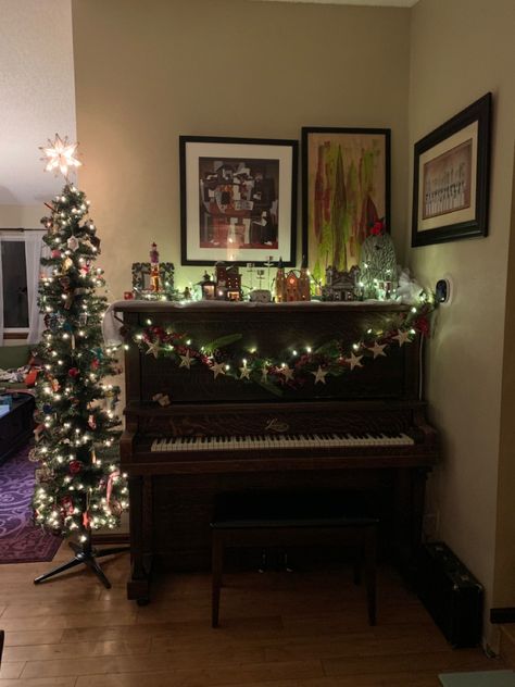 Piano Decor Christmas, Decorate Piano For Christmas, Christmas Piano Decorating Ideas, Piano Top Christmas Decor, Piano Christmas Decorations, Christmas Decor Piano, Christmas Home Decorations Living Room, Piano Christmas Decor, Christmas Piano Decor