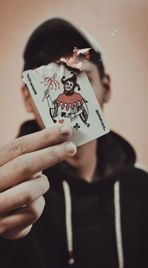 Photography Subject Ideas, Faceless Self Portrait Photography, Playing Card Photography, Faceless Portrait Photography, Faceless Photography Ideas, Playing Cards Photography, Faceless Pose Ideas, Faceless Photoshoot, Duo Pose Ideas