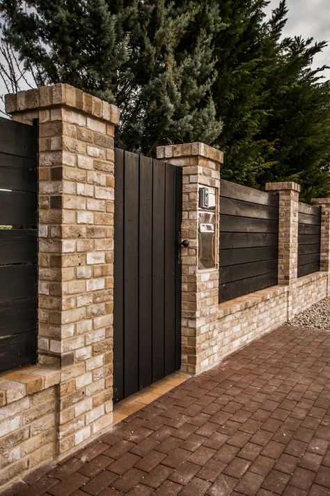 Outdoor Brick Wall Ideas, Brick Gate Entrance Driveway, Brick Wall Front Of House, Brick Fence Ideas Front Yard, Brick Front Fence, House Fence Ideas, Brick Wall Garden, House Fence Design, Privacy Fence Designs