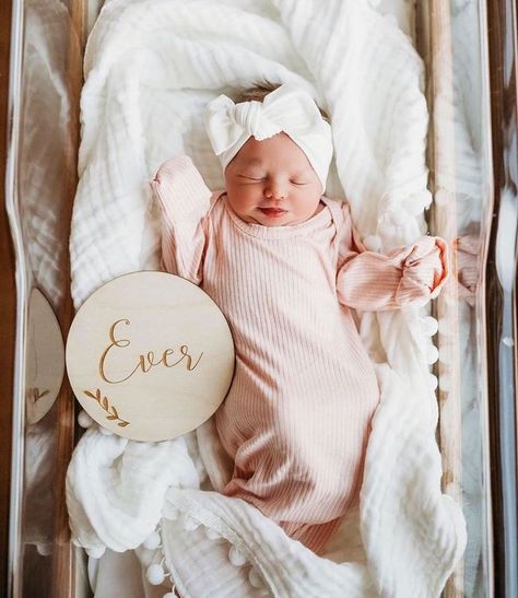 Welcome to the world, sweet Ever Zoe Lynn!✨ #littlemissdessa #littlenurslinglove 📷: @michellewannemacher Baby Hospital Pictures, Newborn Announcement, Newborn Hospital, Baby Hospital, Baby Sleep Problems, Baby Arrival, Foto Baby, Elastic Headband, Newborn Pictures