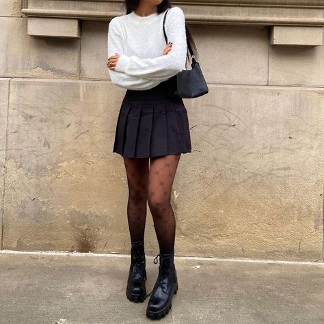 Black Pleated Tennis Skirt Outfit, Skirt With Stockings Outfit, Black Tennis Skirt Outfit, Black Tennis Skirt, Tennis Skirt Outfit, Trendy Outfit Ideas, Skirt Outfits Fall, Fall Outfit Ideas, Trendy Fall Outfits