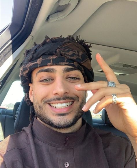 Shemagh Aesthetic, Muslim Men Aesthetic, Arab Men Aesthetic, Keffiyeh Men, Keffiyeh Style, Arabic Turban, Guys With Green Eyes, Arab Boys, Arab Guys