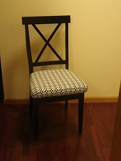 How to add a padded seat to a wooden chair... for our kitchen chairs :) Wooden Kitchen Furniture, Retro Office Chair, Yellow Accent Chairs, Dining Chair Makeover, Dining Chairs Diy, Chair Redo, Sitting Room Chairs, Wooden Dining Room Chairs, Wooden Chairs