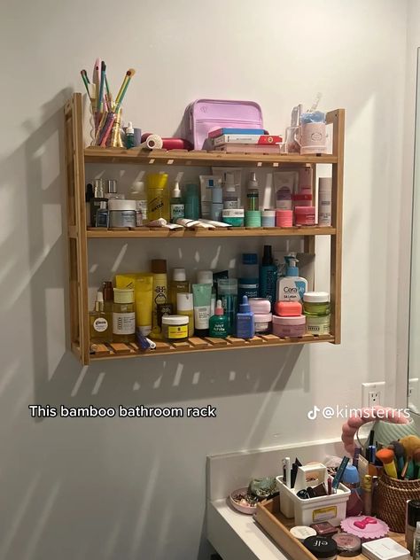 Dollar Store Bathroom Decor, Organizing Ideas For Bathrooms, Cozy Apartment Bathroom, Aesthetic Bathroom Organization, Small Bathroom Decorating Ideas, College Bathroom Organization, College Bathroom, Apartment Needs, Bamboo Bathroom