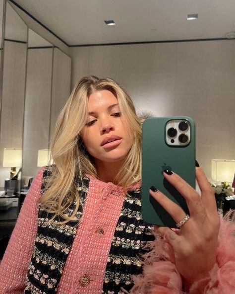 Sofia Richie on Instagram: "🎀" Classy Colours, Sofia Richie Grainge, Sophia Richie, Sofia Richie, Summer Skin, Classy Nails, Popular Hairstyles, How To Make Shorts, Beauty Trends