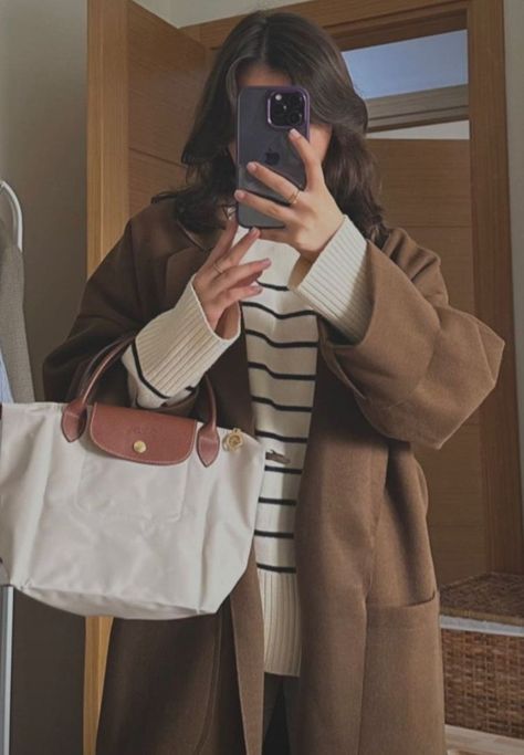 Beige Handbag Aesthetic, Longchamp Bag Beige, Long Champ Bag Mini, Long Champ Bag Outfit, White Longchamp, Longchamp Bag Outfit, Longchamp Le Pliage Outfit, Longchamp Beige, Long Champ Bag