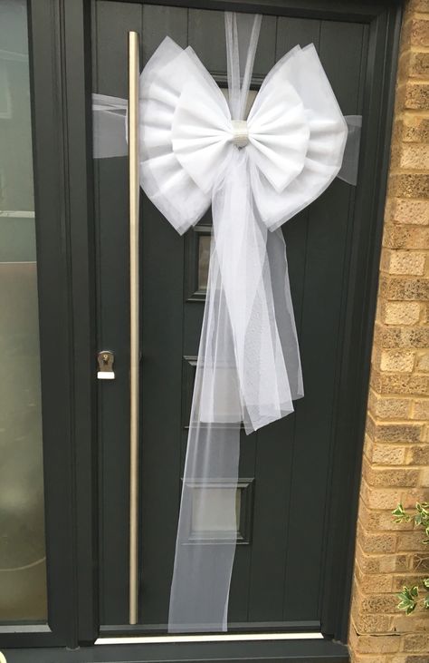 Bride Door Decoration, Dekoracije Za Svadbe, Wedding Door Decorations, Bridal Room Decor, Door Bow, Brides Room, Wedding Archway, Wedding Doors, Church Wedding Decorations