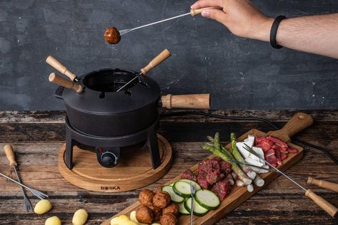 Oil fondue / Meat fondue (electric fondue set) | Recipe | BOSKA Oil Fondue Recipes, Meat Fondue, Oil Fondue, Chinese Fondue, Pizza Baker, Food Tool, Appetizer Platters, Fondue Recipes, Fondue Set