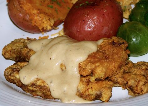 Give this chicken fried venison steak a try and you'll definitely add it to your best venison recipes! Fried Venison Steak, Fried Venison, Venison Steak Recipes, Cooking Venison Steaks, Deer Recipes, Whitetail Deer Hunting, Venison Steak, Country Fried Steak, Deer Hunting Tips