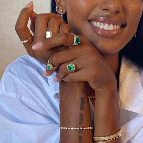 Jewelry Inspo Black Women, Jewellery On Black Women, Black Woman Accessories, Dainty Jewelry Black Women, Black Woman Jewellery, Gold Jewellery Black Women, Rings Aesthetic Black Women, Rings On Black Women, Jewelry On Black Women