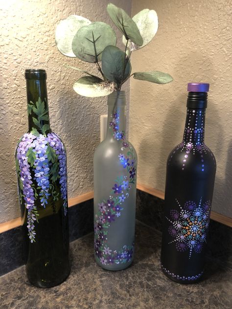 Diy Alcohol Bottles Crafts, Black Bottle Painting, Glass Painting Designs On Bottles, Painted Bottles Ideas, Upcycle Glass Bottles, Empty Wine Bottle Crafts, Wine Bottle Painting, Bottle Painting Ideas, Glass Bottle Painting