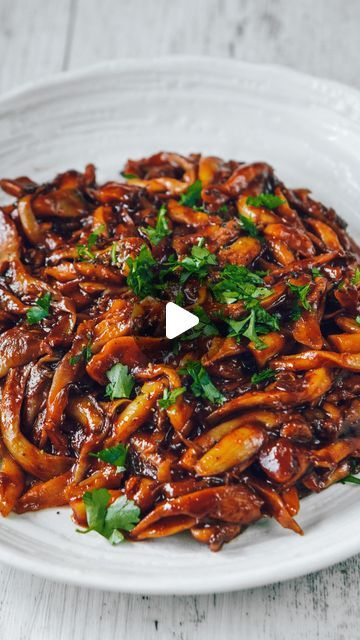 CHERIE on Instagram: "BBQ Pulled Mushrooms 🤎 If you’re a mushroom hater (I once was), trust me when I say that this recipe will 100% convert you!! It’s also one of my favourite fillings to use whenever I make meat-free burgers, pair it up with a crunchy slaw and you’re good to go! SAVE THIS RECIPE, it’s a must try 👏🏼  Ingredients:  400g oyster mushrooms 1 tbsp neutral oil 1 tsp smoked paprika 1⁄2 tsp garlic powder 1⁄2 tsp onion powder 1⁄2 tsp sea salt 1⁄4 tsp freshly ground black pepper 1⁄2 cup barbecue sauce 1⁄4 cup (60ml) water  Method: 1. Shred the oyster mushrooms using your hands by pulling from the cap down to the base to separate the fibres. Place in a large bowl.  2. Heat the oil in a frying pan over medium-high heat and swirl to coat the base of the pan. When hot, fry the pulle Black Oyster Mushroom Recipe, Oyster Mushroom Recipe, Oyster Mushrooms, Barbecue Sauce, Meat Free, Ground Black Pepper, Mushroom Recipes, Freshly Ground, Smoked Paprika