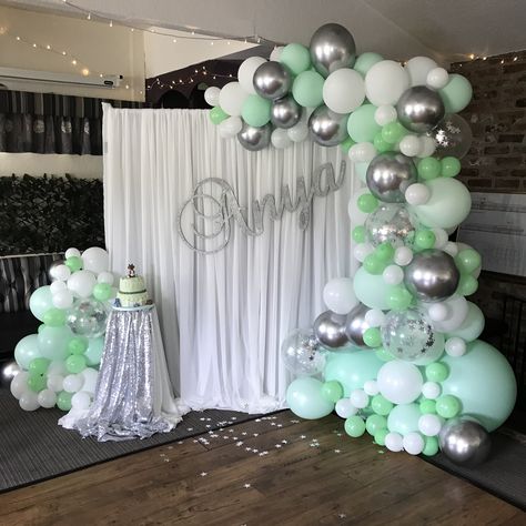 Mint Green And Silver Party Decorations, Mint Green Decorations Party, Mint Green Birthday Decorations, Green And White Decor, Green Balloon Arch, White Balloon Arch, Balloon Arch Diy, Baby Shower Balloon Arch, Balloon Garland Diy