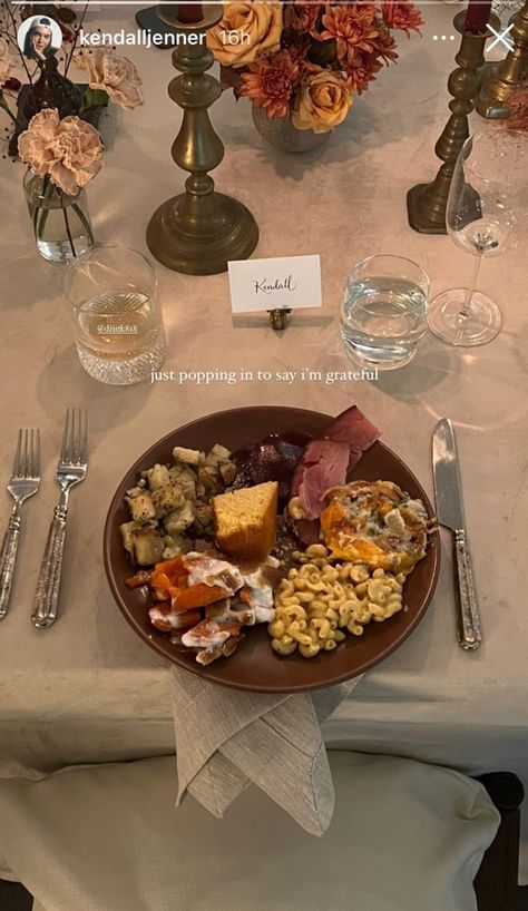 Thanksgiving Table Settings Aesthetic, Thanksgiving Dinner Table Aesthetic, Thanksgiving Dinner Setting, Friendsgiving Aesthetic Table, Thanksgiving Dinner Aesthetic, Friendsgiving Aesthetic, Friendsgiving 2023, Friendsgiving Dinner Party Decor, Thanksgiving Vibes