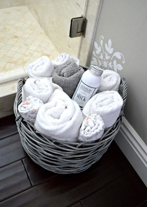 Diy Thrift Store Crafts, Towel Basket, Turn Your Dreams Into Reality, Floor Baskets, Thrift Store Decor, Mirror Makeover, Bathroom Baskets, Towel Decor, Thrift Store Crafts