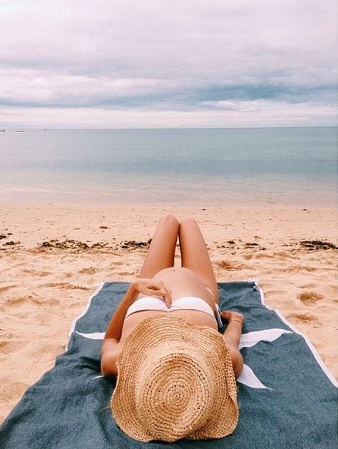 Beach Maternity Photos, Maternity Photography Outdoors, Beach Maternity, Baby Belly, Foto Baby, First Trimester, Babymoon, Maternity Portraits, Beach Baby