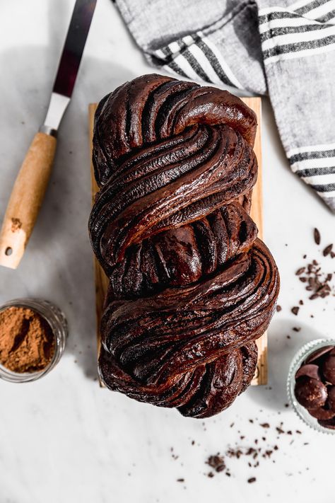 Babka de doble chocolate Chocolate Fudge Sauce, Babka Recipe, Dark Chocolate Fudge, Chocolate Babka, Chocolate Bread, Fudge Sauce, Chocolate Filling, Challah, Chocolate Hazelnut