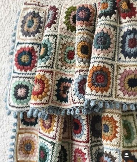 Granny Square Quilt, Crochet Leaf Patterns, Granny Square Crochet Patterns Free, A Simple Life, Crochet Blanket Designs, Crochet Granny Square Blanket, Crochet Blocks, Manta Crochet, Crochet Afghans