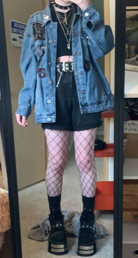 Band Outfits Stage Grunge, Grunge Denim Jacket Outfit, Aesthetic Jean Jacket Outfits, Goth Denim Jacket, Transfem Outfits, Goth Jeans Outfit, 80s Alt Fashion, Jean Jacket Outfits Aesthetic, Jean Jacket Grunge