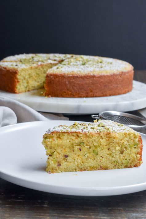 Pour a cup of tea and treat yourself to a slice of Orange pistachio cake, a moist cake loaded with pistachios and orange flavour. Simply buonissimo! Orange Pistachio Cake, Grapefruit Desserts, Orange Pistachio, Pistachio Cake Recipe, Pistachio Recipes, Pan Sin Gluten, Italian Cake, Italian Dessert, Pistachio Cake