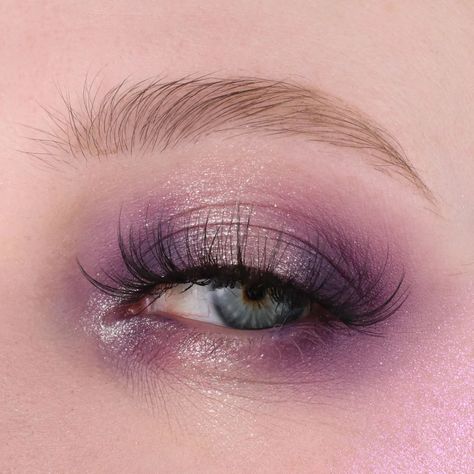 Smokey purples are always a good idea 💜 Another look for you using the @shellwemakeup Mist Witch palette! This Saturday I'll post the YouTube video with tutorials for all three looks 🥰 so keep your eyes peeled for that! I've spent most of this weekend reading and cleaning, which was a great way to spend it! What did you do this weekend? What books are you reading? Products used: ☆ @shellwemakeup Mist Witch palette *PR*, Present Highlighter Palette *PR* ☆ @kruidvat lip & cheek balm in 020 C... Soft Purple Smokey Eye Makeup, Smokey Purple Eye Makeup, Lavender Eyeshadow, Purple Smokey Eye Makeup, Witchy Makeup, Purple Smokey Eye, Purple Eye Makeup, Weekend Reading, Halloween Makeup Inspiration