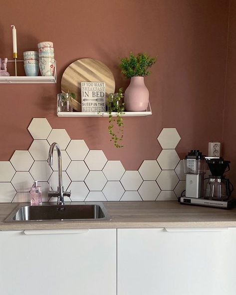 Hexagonal Kitchen Tiles, Kitchen Tiles Hexagon, Octogon Tiles Backsplash, Hexagon Kitchen Tiles, Backsplashes With White Cabinets, Hexagon Tiles Kitchen, Hexagon Tile Backsplash Kitchen, Back Splash Patterns For Kitchen, Hexagon Tile Kitchen