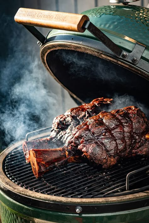 Ben jij gek op het garen van mooie grote stukken vlees in je kamado? Dan is deze beef hammer een must om een keer te maken. Je moet wel even geduld hebben voordat je aan kunt vallen, dus begin op tijd met de bereiding. Eerst laat je de rub een nacht in het vlees trekken. De volgende dag steek je de houtskool in je Big Green Egg aan om het vlees 4 uur lang te roken. Daarna laat je het langzaam zo’n 6 uur verder garen zodat het collageen in het bindweefsel in het vlees wordt omgezet in gelatine.