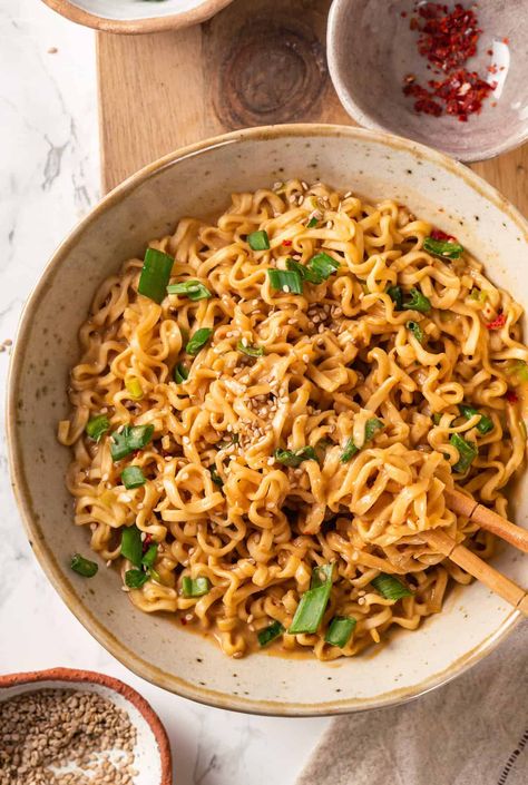 Peanut Butter Ramen - 15-Minute Vegan Lunch Recipe! Vegan Peanut Ramen, 15 Minute Lunch Ideas, Creamy Peanut Butter Noodles, Vegetarian Ramen Noodle Recipes, Dry Ramen Noodle Recipe, Instant Noodle Recipes, Peanut Ramen Noodles, Instant Ramen Recipes, Healthy Ramen Noodle Recipes